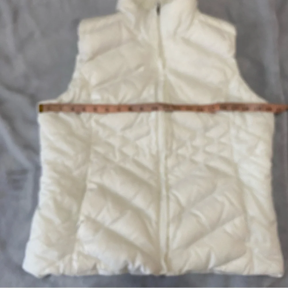 The North Face women’s white 550 down quilted vest - Picture 14 of 15
